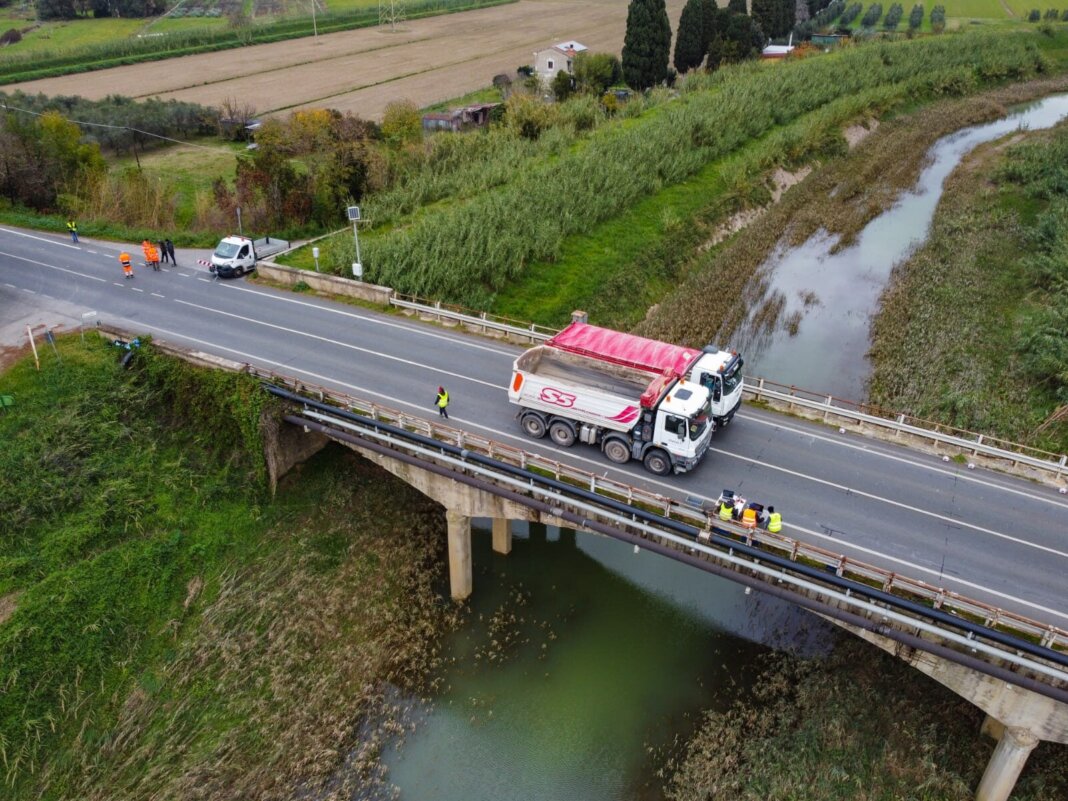 Senso unico alternato e limite di carico per il ponte sul Cornia sulla vecchia Aurelia
