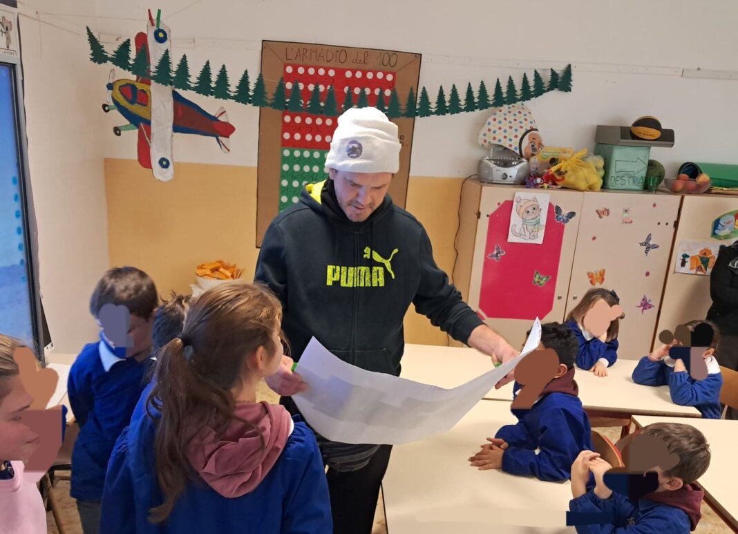 Così ha esordito Mr Green, accolto dalle insegnanti e gli alunni di 5C, 2A e 2B della Scuola primaria Rodari, dell'istituto Comprensivo Mazzini. Un incontro che lascerà il segno in grandi e piccoli, quello con una persona gentile e sensibile che ha saputo raccontare la sua storia quasi come se fosse una favola. Francesco Stefanini è un volontario livornese che gira la città in bicicletta per raccogliere rifiuti abbandonati di ogni tipo: lui si sente 