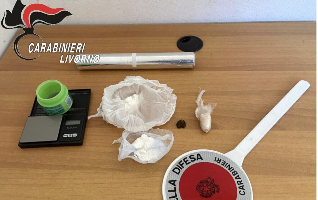 Abbandona la macchina (senza assicurazione) prima di un controllo ed è piena di droga