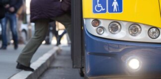 Si incontrano, poi le lascia un biglietto alla fermata del bus: “Ti aspetterò qui ogni domenica”