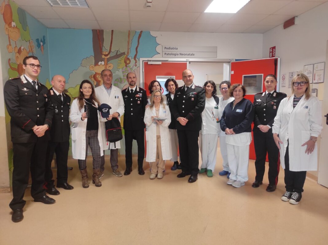 Alla pediatria dell'ospedale di Livorno i doni dell'Arma