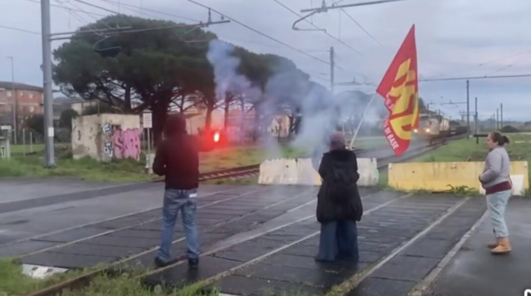 manifestanti linea ferroviaria Pisa-Vada