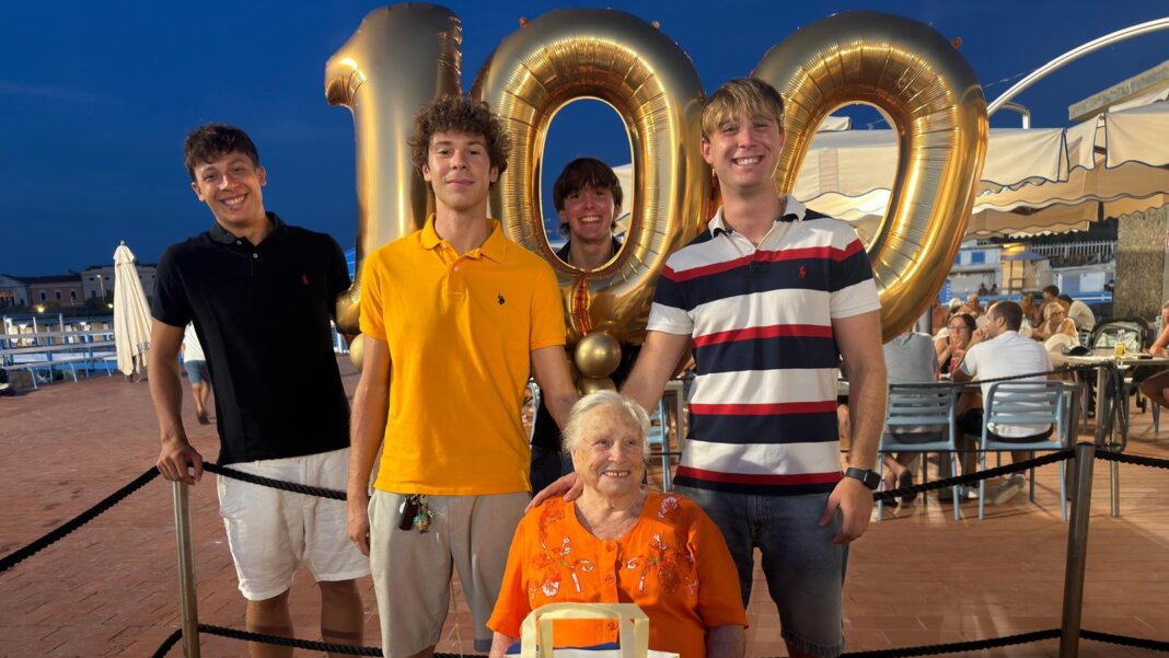Nonna miranda con i bisnipoti